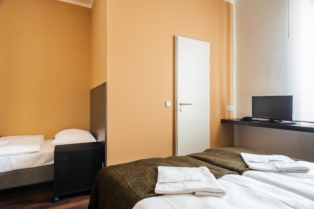Apple City Hotel Berlin Room photo